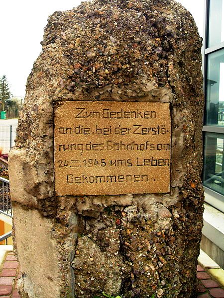 meckesheim_-_zum_gedenken_an_die_bei_zerstoerung_des_bahnhofsam_24_iii_1945_ums_leber_gekommenen